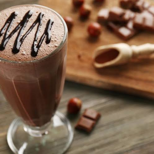 O clássico que nunca sai de moda! Nosso Milk Shake de Chocolate é preparado com sorvete de chocolate e leite, batidos na hora para criar uma bebida super cremosa, gelada e com um intenso sabor de chocolate.
Perfeito para quem ama uma sobremesa irresistível e quer aproveitar um milk shake cremoso a qualquer hora do dia.
✨ Destaques:
Super cremoso
Feito na hora
Intenso sabor de chocolate