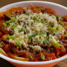 Crie a sua massa com os seus ingredientes tradicionais. Ideal para você que deseja um prato de sabor único. Destaque a sua proteína preferida! Porção Extra Grande/Serve até 2 pessoas ou para uma Putz Vontade= 250g do seu macarrão preferido + 3 Conchas generosas do seu molho artesanal favorito + Escolha a sua proteína em dobro + 4 ingredientes e ainda finalize com + 2 ingredientes. (Variação de peso entre 800g a 850g)