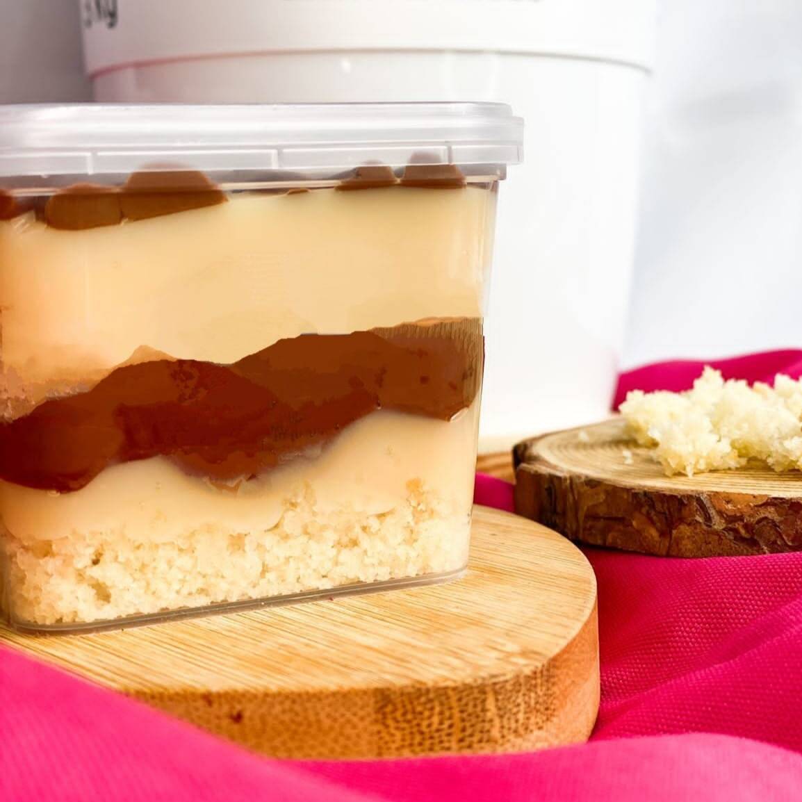 Massa caseira, amanteigada e molhadinha. Duas camadas generosas de brigadeiro cremoso de Ninho e Muita Nutella. (Nutella mesmo. Rs )  ---Mt Molhadinho E Mt Recheado--- __Esse Produto É Servido Super Gelado. Caso Queira, Solicite O Aquecimento.__           ______Tags___________ Bolo, Brownie, copo da felicidade, bolo no pote, coca cola, bolo de cenoura, chocolate, cookie, Nutella, Ninho, ferreiro rocher, Brownie no pote, morango, chocolate, brigadeiro, bolo vulcão, torta cookie, doces, chocolate, confeitaria, Sepetiba, Entrega grátis, taxa grátis, cupom de desconto, banoffe, Bombom de uva, Kinder bueno, red velvet, maracujá.