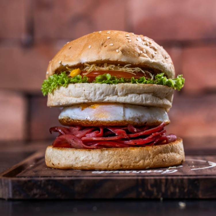 Pão, calabresa fatiada, ovo, milho verde, batata palha, alface e tomate