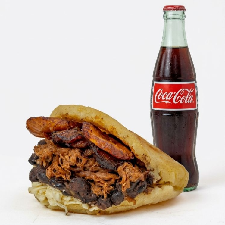Arepa de Pabellon más Coca Cola 400 Ml