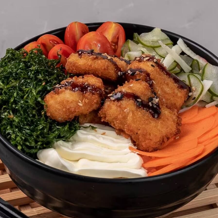 Base à sua escolha, frango crispy, picles de cenoura, tomate cereja, palha de couve, sunomono (salada de pepino, kani e gergelim) e cream cheese, finalizado com teriaky e gergelim.
Escolha a base do seu poke: Arroz japonês (shari) ou Salada!
Aprox.405g.