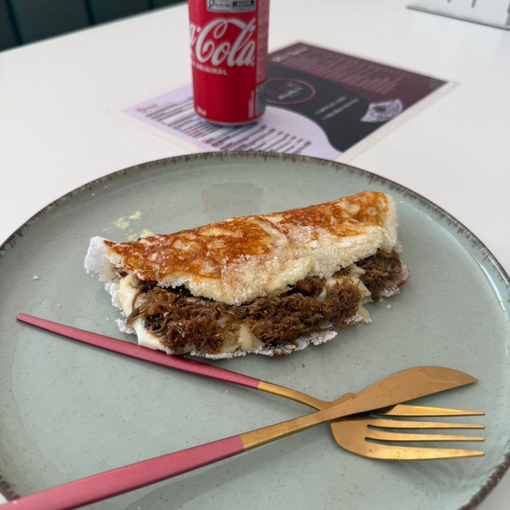 Deliciosa tapioca recheada com carne desfiada e catupiry original.