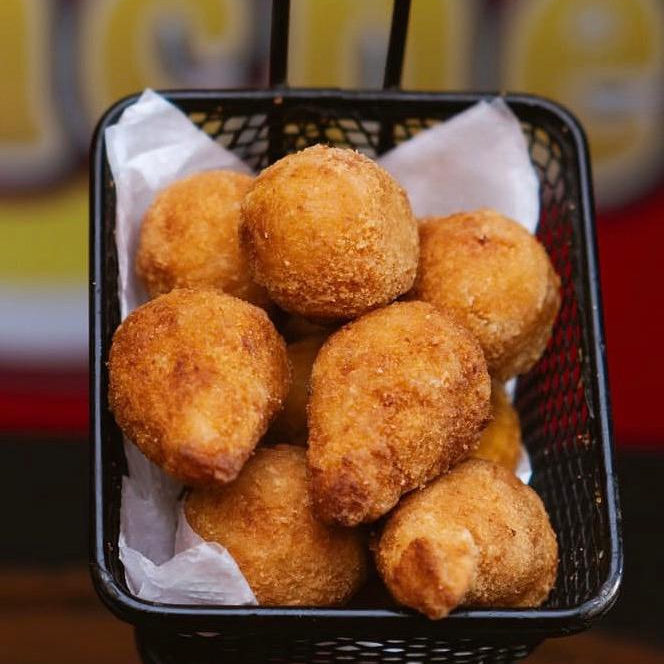 Porção de salgadinhos variados com coxinhas e bolinhas de queijo