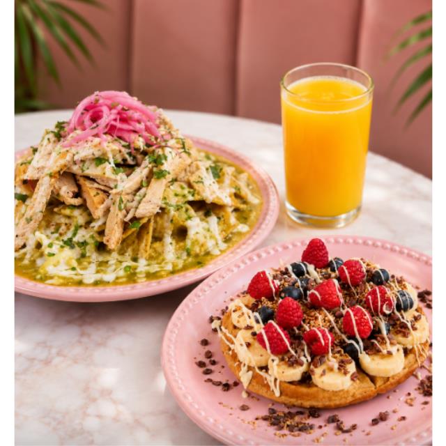 CHILAQUILES VERDES + HEALTHY WAFFLE + JUGO DE NARANJA