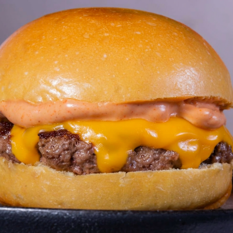 Pão brioche, burger 90g, queijo cheddar, molho ô véi.