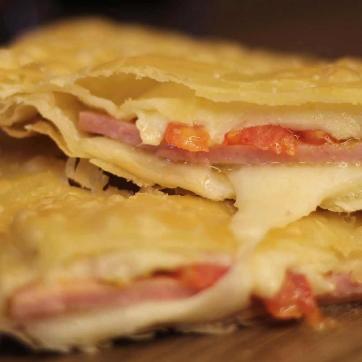 Delicioso Pastel de Bauru com: Mussarela, Presunto e Tomate. Sequinho, crocante, frito na hora e recheadissimo. Salgados, Coxinha, Salgados Gourmet, Calzone, salgaderia, pastelaria, bolinha de queijo, pastel, risoles, Coca cola, Guaraná Antartica, Entrega Grátis