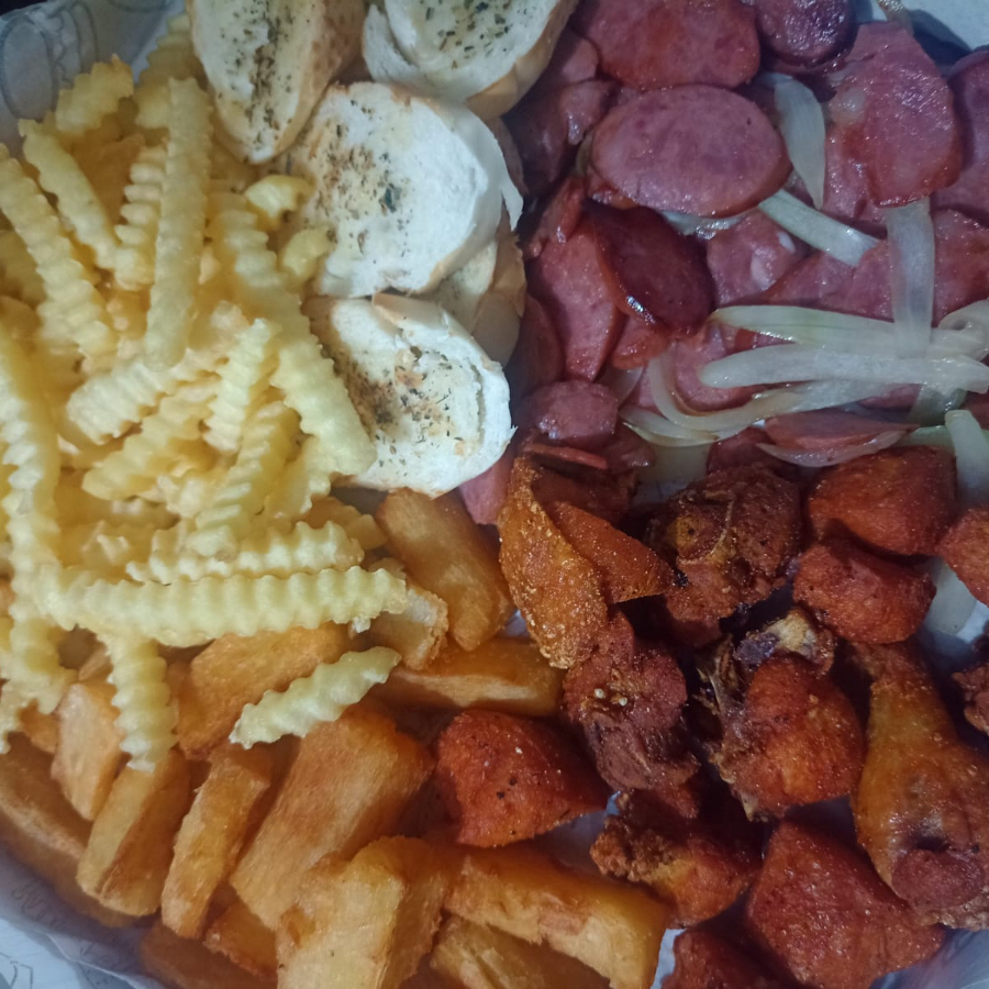 Mandioca frita, batata frita, frango a passarinho e calabresa acebolada.