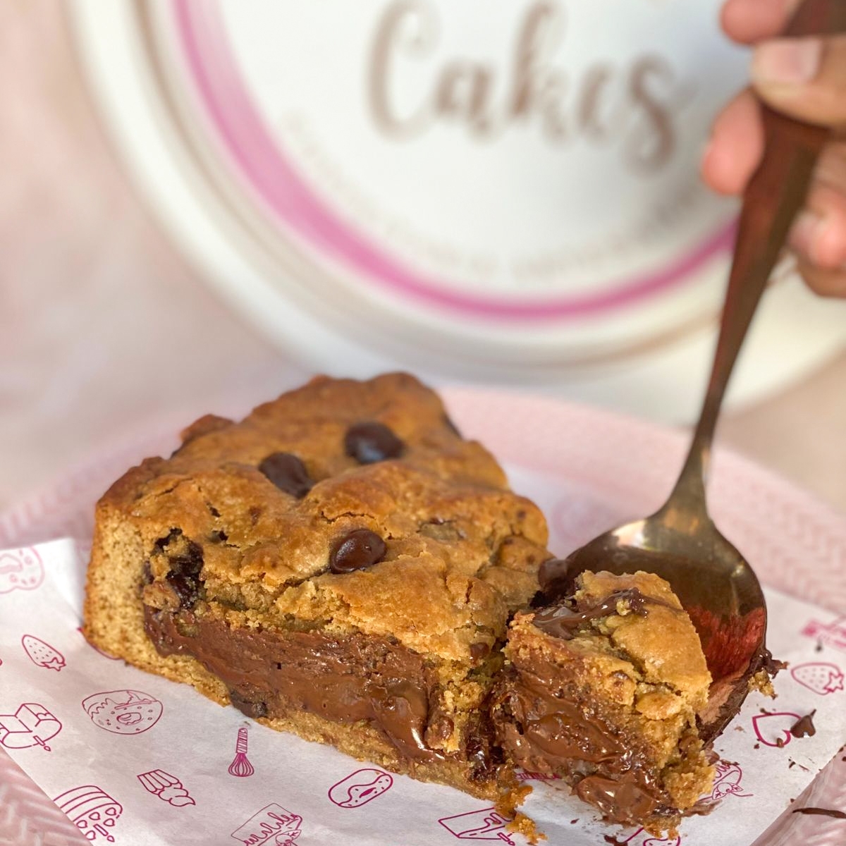 Ela chegou para trazer uma mix de sensações para você cliente, massa perfeita de Cookie com aquele creme de avelã perfeito Nutella. Delícia irresistível que irá agradar seu paladar. ----------------tags------------------- Entrega rápida , desconto , promoção , cupom , oferta , frete grátis , Doces , bolos , brigadeiro , bolo de pote , chocolate , morango , Nutella , copo da felicidade , brownie , confeitaria , doceria , caseiro , vulcão , red velvet , banoffe , pudim , doce de leite , Oreo , ferrero Rocher , afogadinho , bolo , Ninho , gourmet , Ouro Branco , empadao , quiche , caseirinho , frango cremoso , delícia de abacaxi , frango com Catupiry, torta Cookie, cookie, banoffee , camarão , chocolatudo, bolo caseiro, Prestígio, olho de sogra , bacon , alho poró , quiche, escondidinho, pavê , combos , coca cola , doce , sobremesa, torta de limão .