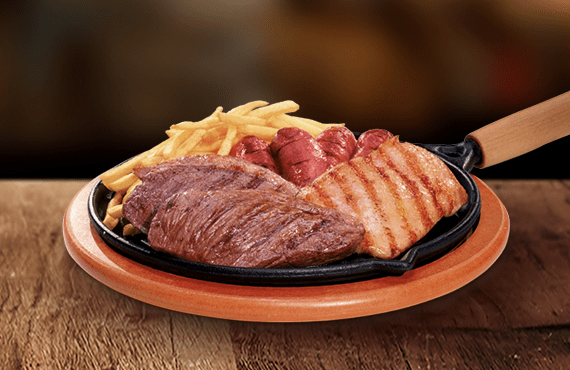 Combinação poderosa com 2 bifes de picanha (aprox. 100g cada innatura), 2 linguiças suínas (aprox. 60g) e 1 sobrecoxa desossada (aprox. 195g in natura). Dois pratos com fritas, arroz, farofa e salada.