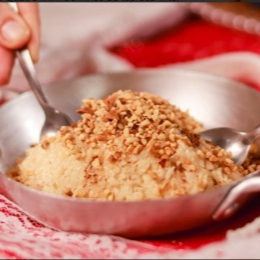 Cocada mole dessas de comer de colher com amendoim e canela