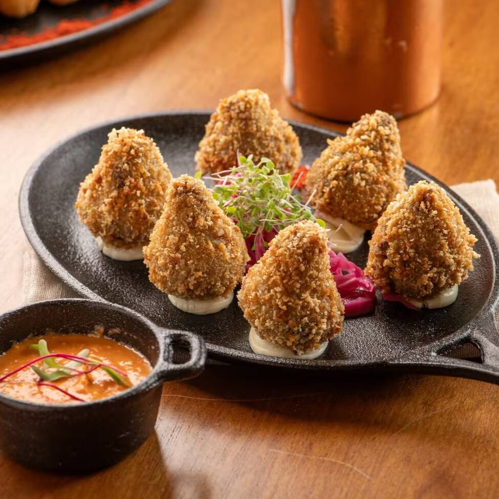Seis coxinhas douradas e crocantes, recheadas com costela desfiada, macia, suculenta e bem temperada. A queridinha da Becco não poderia ficar de fora do nosso botequim! Uma porção artesanal perfeita para petiscar e compartilhar.