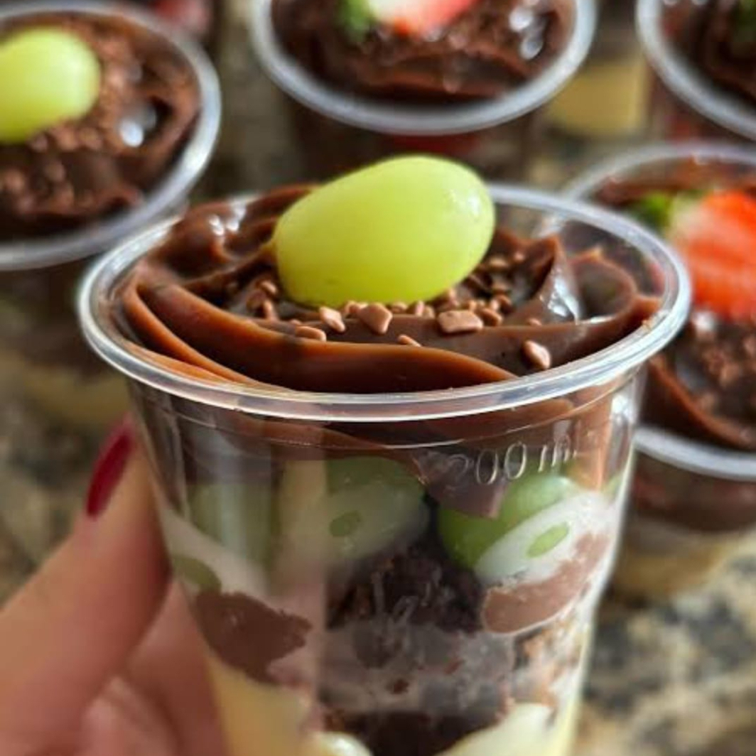 Uvas verdes fresquinhas envolvidas em creme de brigadeiro branco e brigadeiro gourmet com pedaços de brawnie e uma finalização de brigadeiro gourmet com uva verde. 💚