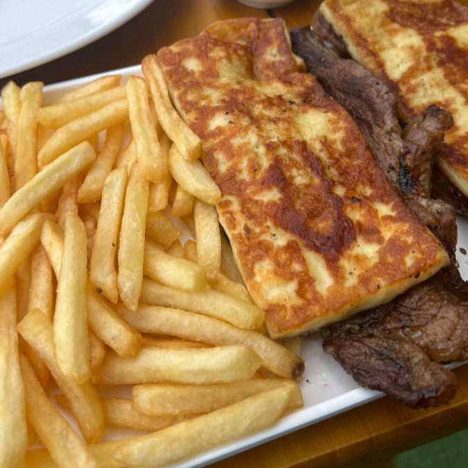 Arroz, feijão, farofa, salada, batata frita ou salpicão.