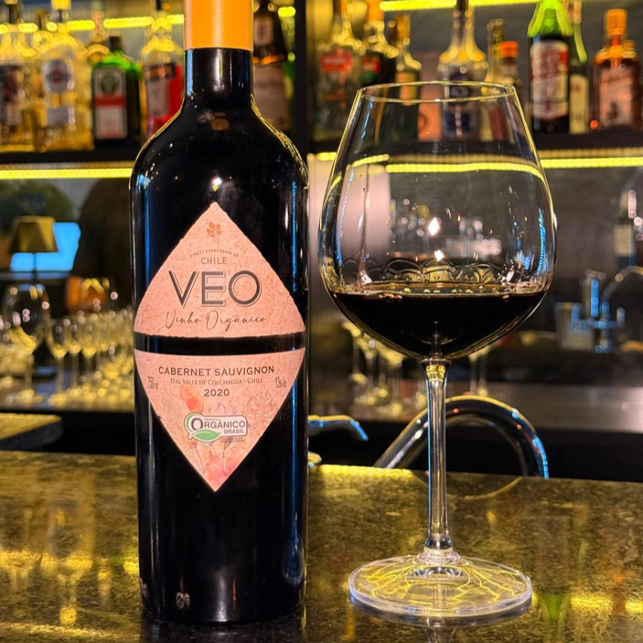 Veo Cabernet Sauvignon Orgânico – Tinto Chileno Vinho encorpado e bem saboroso, com notas de frutas escuras e leve toque de especiarias. Tem boa estrutura e final marcante. Combina muito com carnes vermelhas, grelhados e pratos mais intensos.
