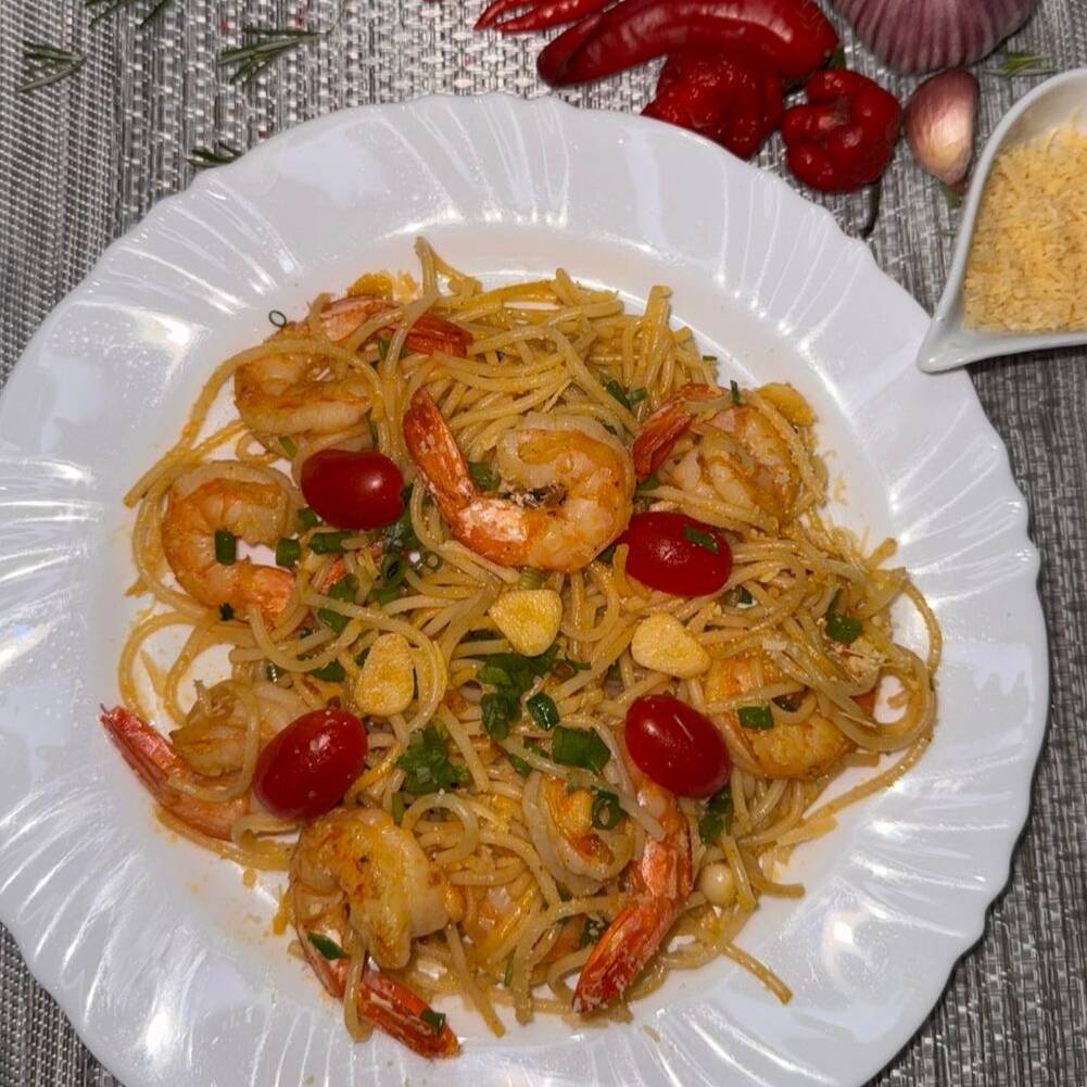 alho, azeite, macarrão da sua escolha, camarão rosa e queijo parmesão