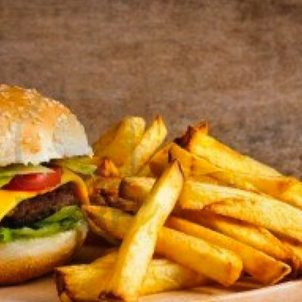 Burguer tropical con papas fritas