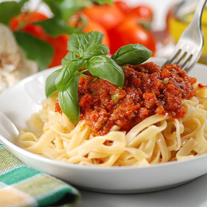 Molho de tomate clássico preparado com tomates maduros, carne moida, alho, louro, manjeriçao, cebolinha, queijo parmesão ralado, aproximadamente 800gr, atende perfeitamente uma pessoa