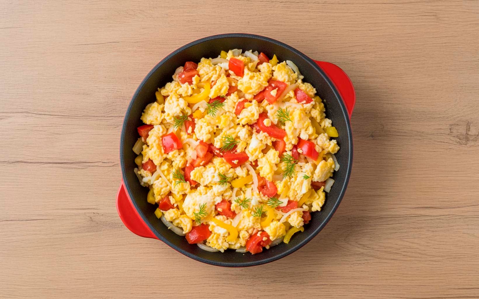 HUEVOS CON CEBOLLA Y TOMATE