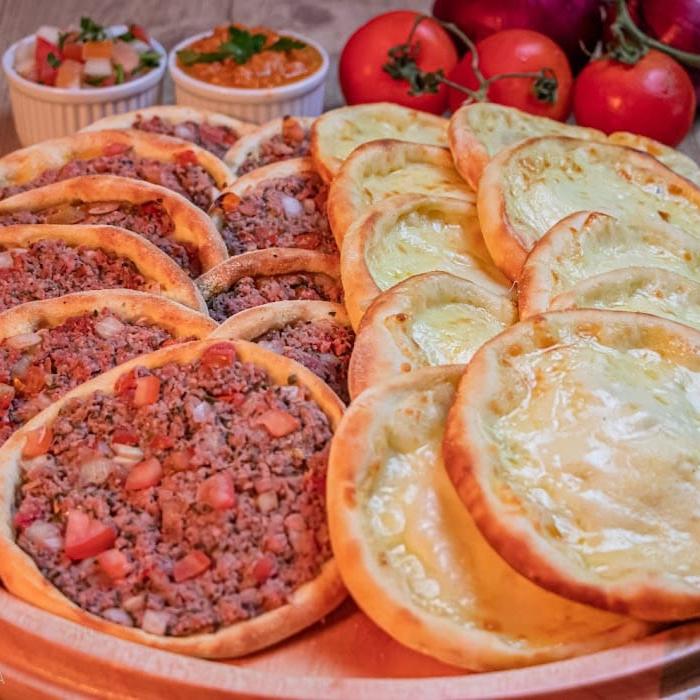 4 esfihas de carne 4 esfihas de queijo