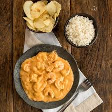 Strogonoff de camarão, com arroz branco e batata chips artesanal.