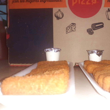 dedos empanizados, rellenos de queso mozzarella