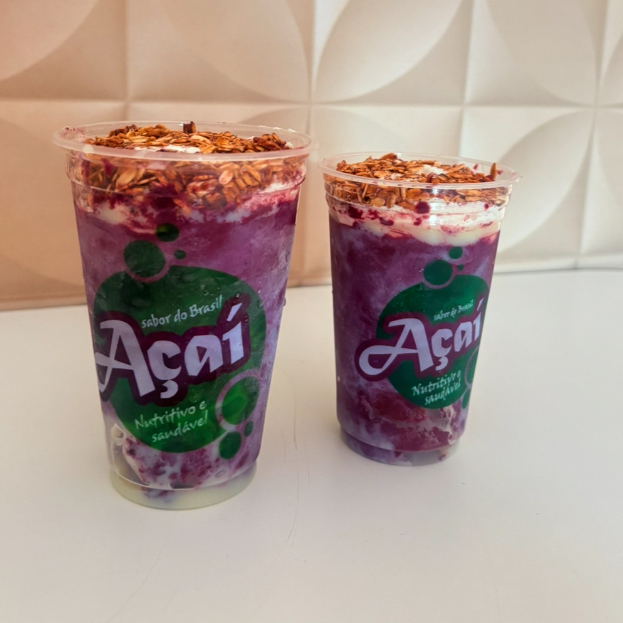 Comprando 1 açaí de 400ml leve outro de 300ml ja adicionado: leite em pó banana leite condensado e granola