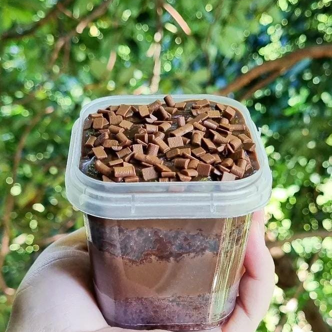 Chocolatudo – Um exagero delicioso de chocolate! Feito com massa de chocolate bem molhadinha, recheio cremoso de chocolate e finalizado com pedaços de chocolate. É chocolate por todos os lados – do jeitinho que os chocólatras amam!