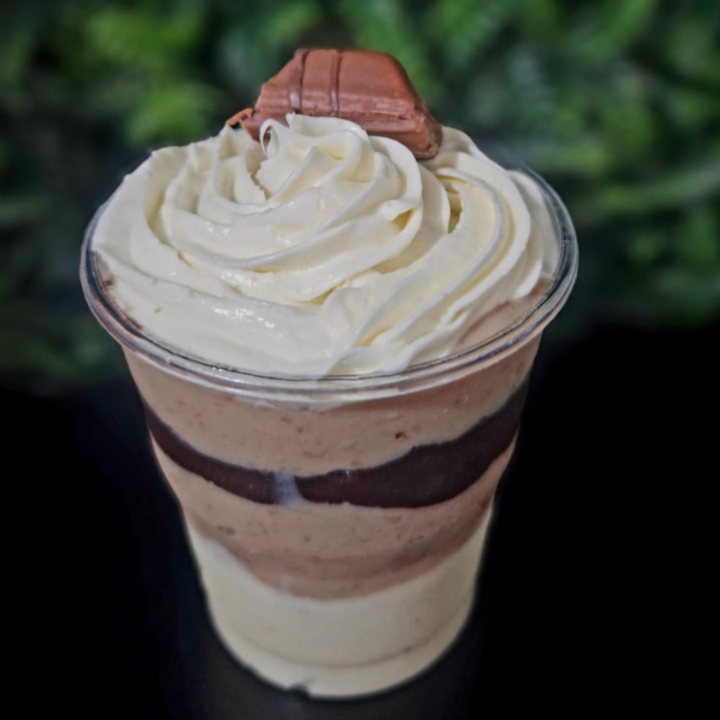 Chantininho, brigadeiro de Kinder bueno, creme de chocolate meio amargo, creme de Ninho e pedaços de Kinder bueno.
Copo 200ml.