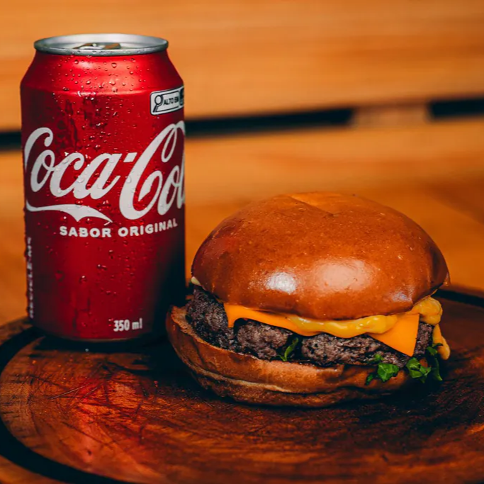 Um hambúrguer SIMPLÂO + um refrigerante lata COCA 350 ml.