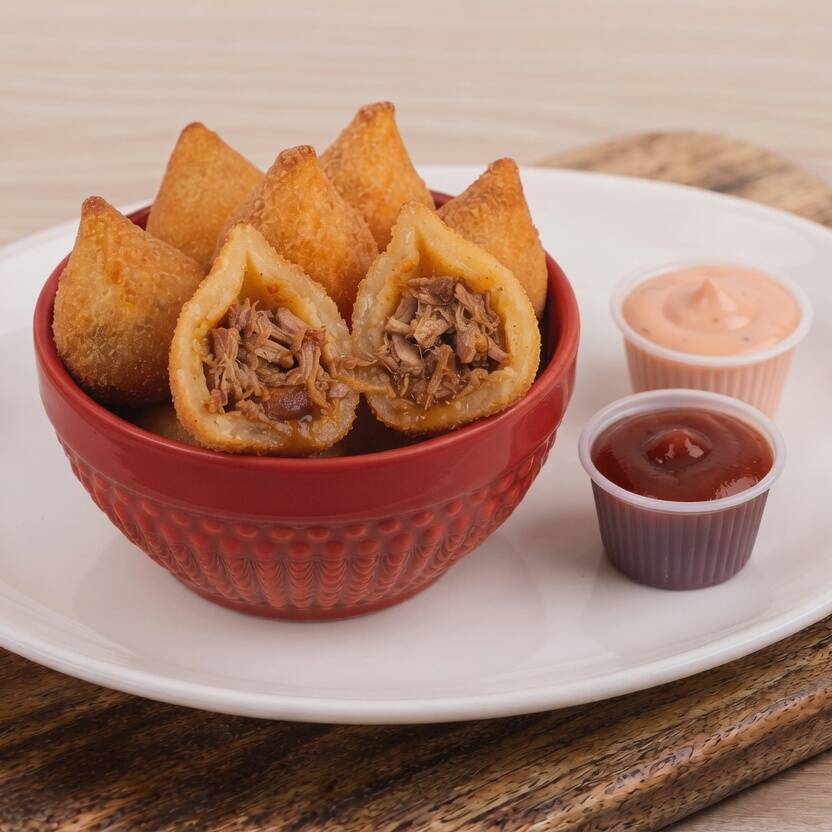 8 unidades de coxinha gourmet de costela suína com toque defumado de molho BBQ (35g cada)