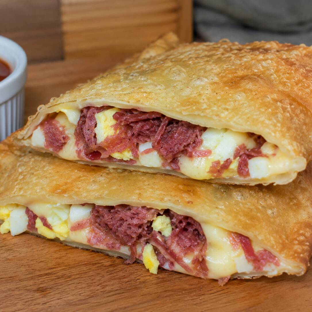 Calabresa bem douradinha, Catupiry cremoso e ovo, formando um recheio generoso, saboroso e irresistível. Tudo envolvido em uma massa sequinha, crocante e douradinha. Uma combinação completa para quem ama muito sabor em cada mordida! 🤤