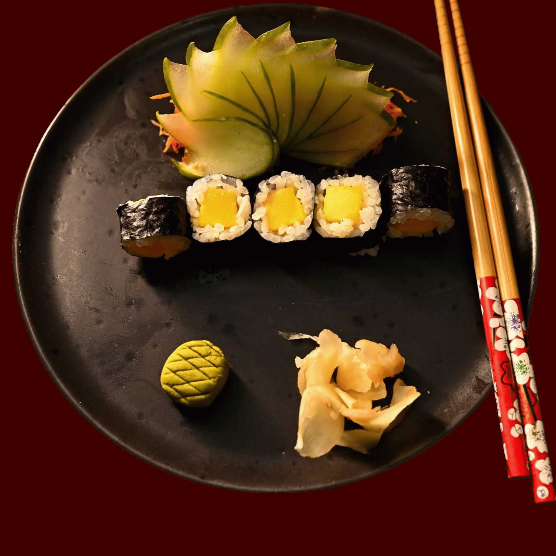Sushi tradicional composto por alga nori, arroz e manga.
