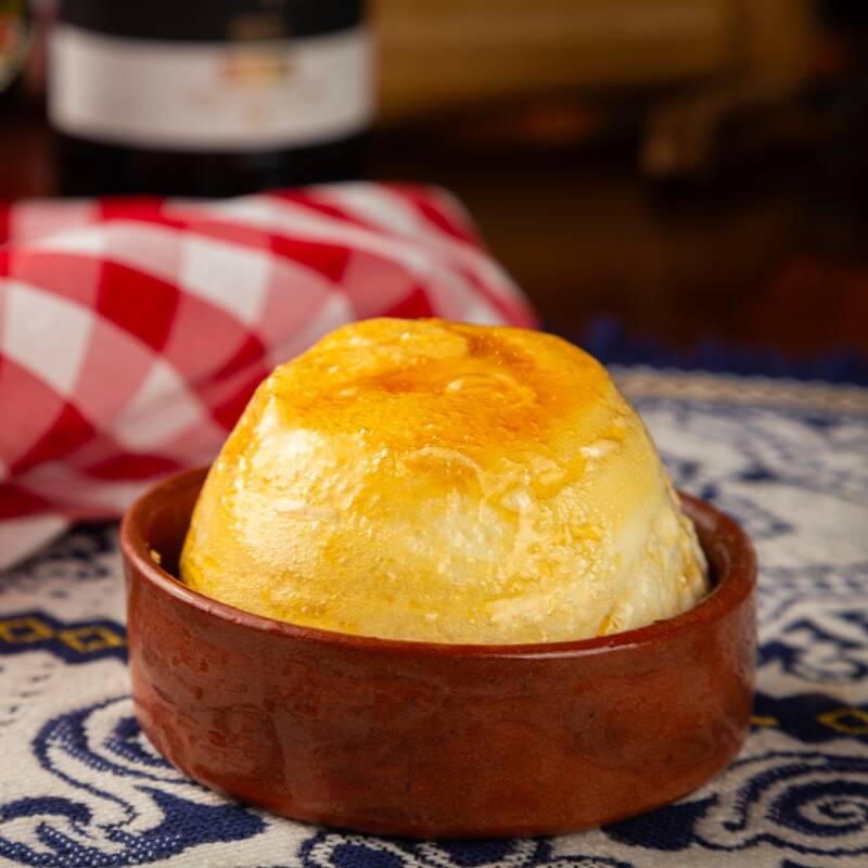 2 unidades do Molotof. É um doce feito à base de claras de ovo e caramelo, o que lhe sugere uma leveza e textura deliciosa. É como comer uma nuvem, com caramelo. Semelhante a um Pudim de Claras