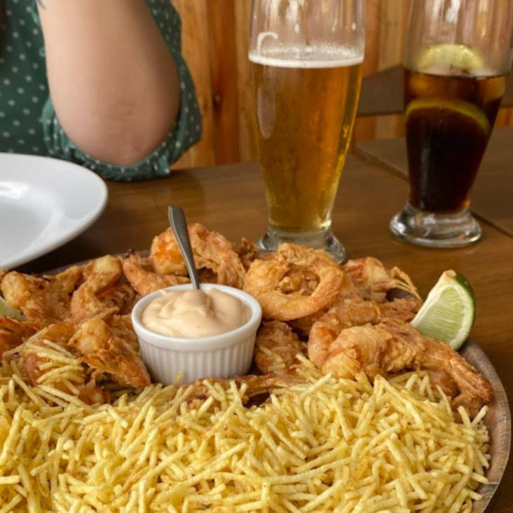 Camarão à dorê crocante, arroz à grega e batata palha douradinha.