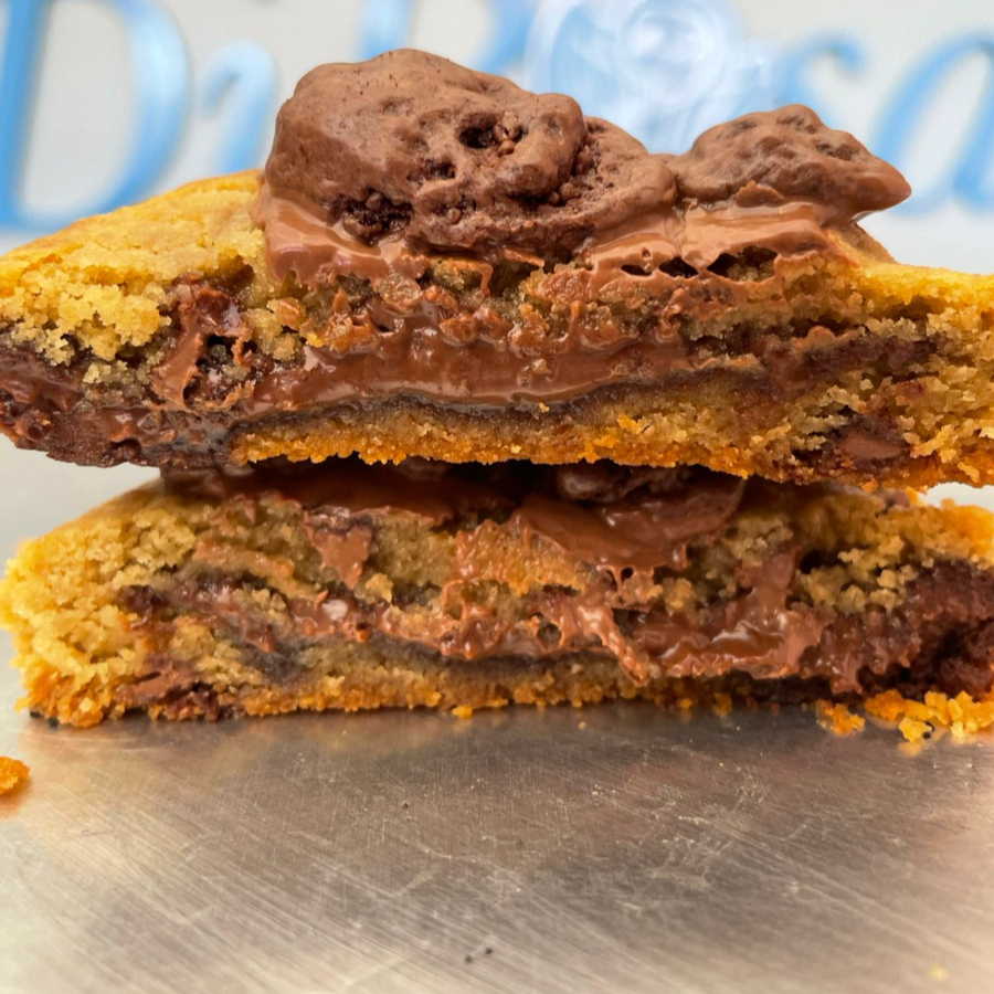 Massa amanteigada com pedaços crocantes de ovomaltine Rocks e recheio cremoso de Ovomaltine.