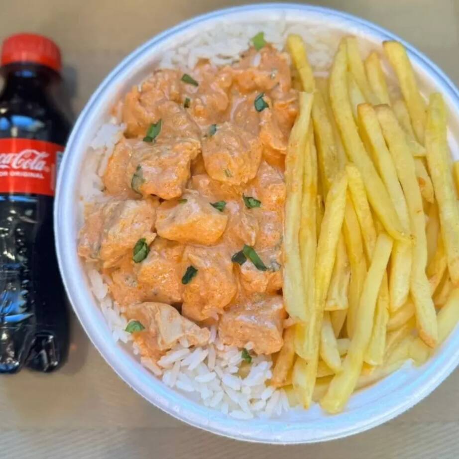 Marmita com delicioso filé de frango ao molho estrogonote acompanhado de arroz branco e batatas fritas. Acompanha refrigerante pet Coca Cola bem gelado. Marmita indicada para 01 pessoa.