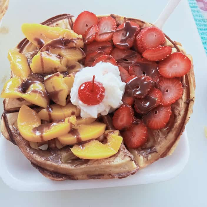 waffle fresa, durazno y nutella