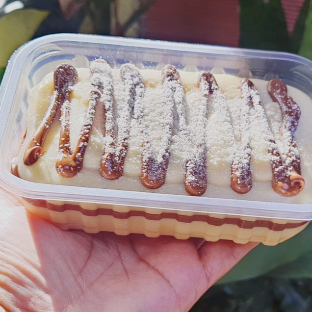Pavê de Ninho com Nutella  Uma combinação clássica que conquista corações! Camadas cremosas de creme de leite Ninho se intercalam com biscoitos de maizena e generosas porções de Nutella, criando uma harmonia perfeita entre o doce e o suave. Finalizado com uma cobertura cremosa de Nutella, este pavê é pura indulgência em cada colherada. Apresentado em um pote de 250 ml, com aproximadamente 300 g de puro prazer, ideal para quem não abre mão de um doce marcante e inesquecível.