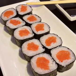 Arroz japones, nori e salmão. Finalizados com cebolinha e gergelim