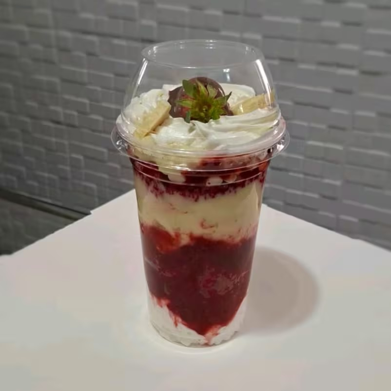 Mousse de leite Ninho. Brigadeiro Laka gourmet. Bolo Red Velvet. Geleia de morango. Morango fresco. Gotas de chocolate ao leite. Decorado com morango fresco e chocolate Laka.