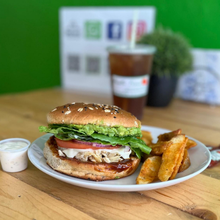 Hamburguesa de Pollo con Papas Horneadas