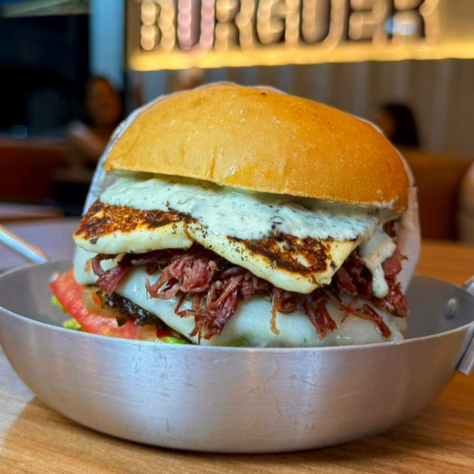 Simbora provar um hambúrguer diferenciado de verdade: ✅ Carne artesanal ✅ Queijo coalho assado na chapa ✅ Charque desfiada e selecionada ✅ Molho especial da casa ✅ Mussarela derretendo ✅ Toque leve de barbecue ✅ Alface, tomate e cebola caramelizada