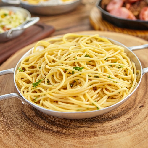 Perfeito para complementar sua refeição, nosso macarrão espaguete preparado no alho e óleo - 1000 ml