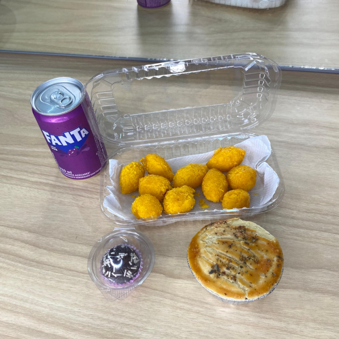 Bateu aquela fome, e não sabe oq pedir? Esse combo é perfeito para se deliciar. Salgadinhos(12un)