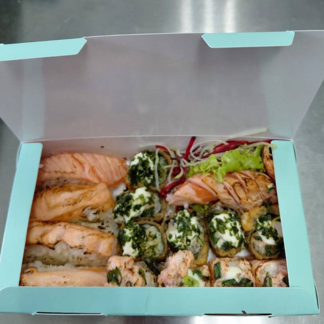 6 sashimi maçaricado, 4 niguiris maçaricado, 4 jhous maçaricado e 6 hot roll com couve.