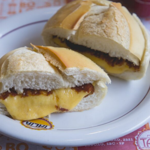 Um clássico irresistível, perfeito para qualquer momento do Dia, unindo o sabor do pão fresquinho ao toque cremoso do queijo.