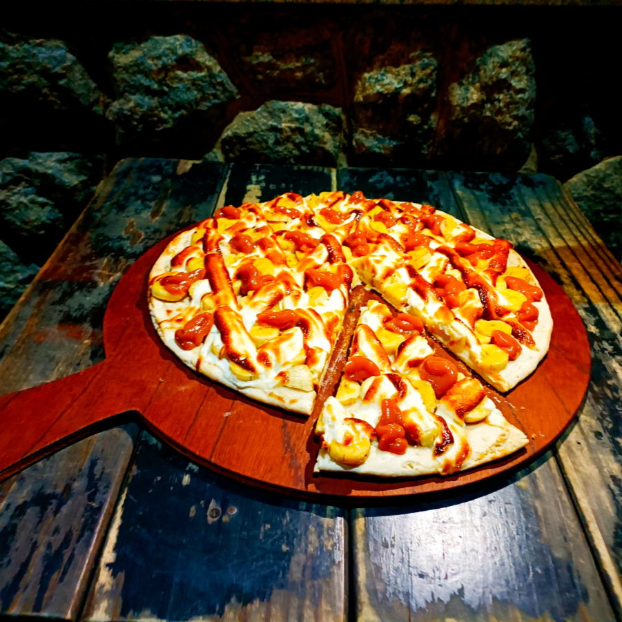 Banana, delicioso chocolate branco flambado e doce de leite.