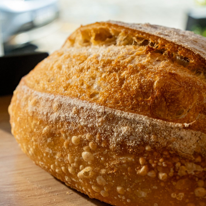 Leve, macio e com casquinha dourada, como aquele pão de antigamente. A fermentação lenta deixa o sabor mais delicado e a digestão mais fácil, sem perder o jeitinho simples que a gente ama.