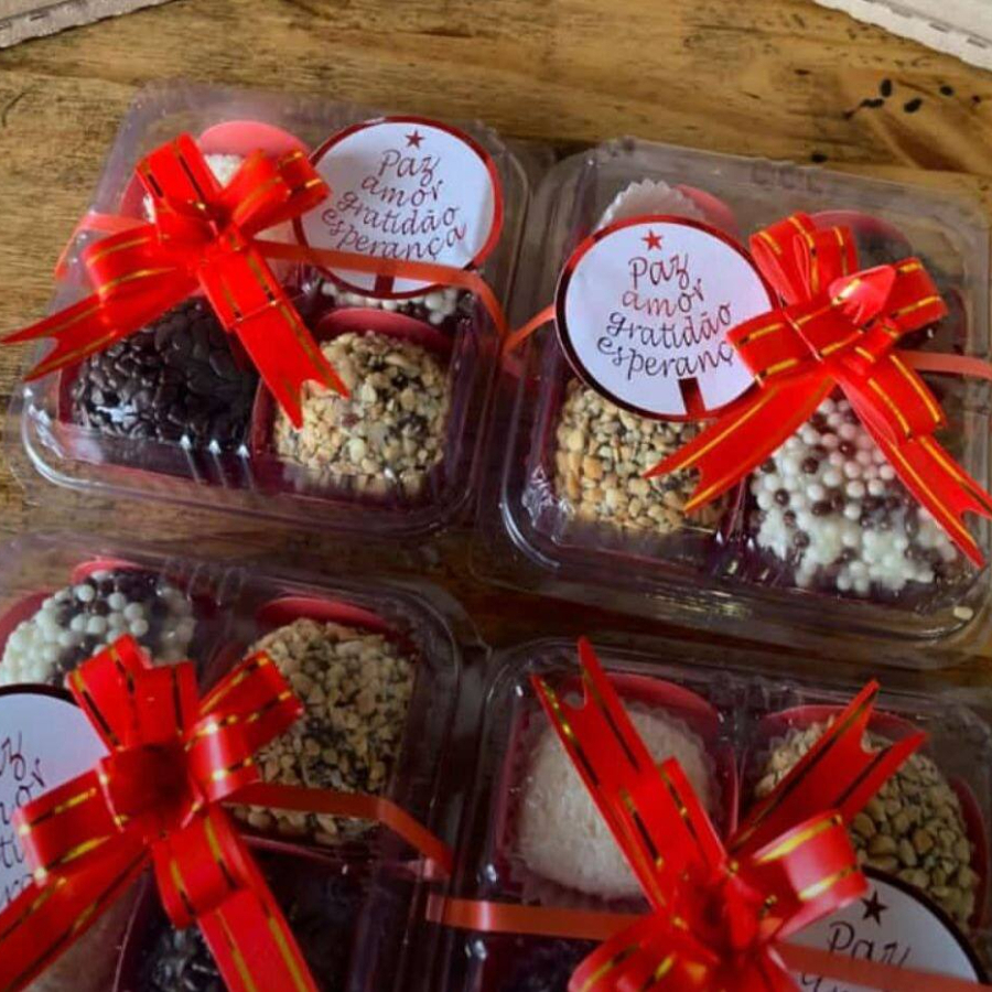 Kit com 4 brigadeiros, a combinação ideal de sabor e qualidade em cada unidade. Sabores brigadeiro tradicional e beijinho.